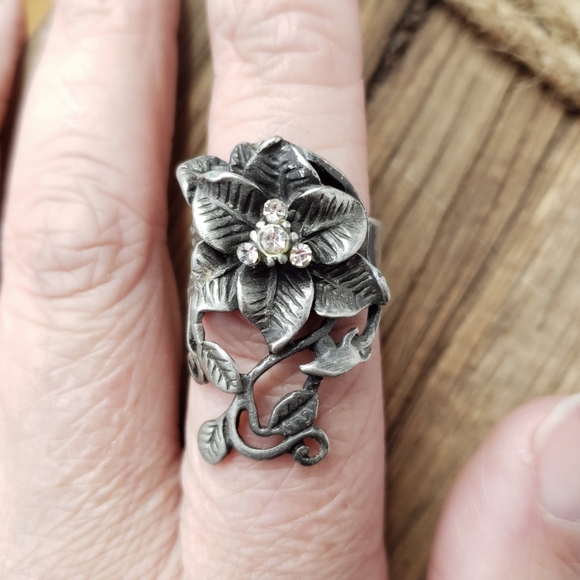 Jewelry - Floral Pewter Ring